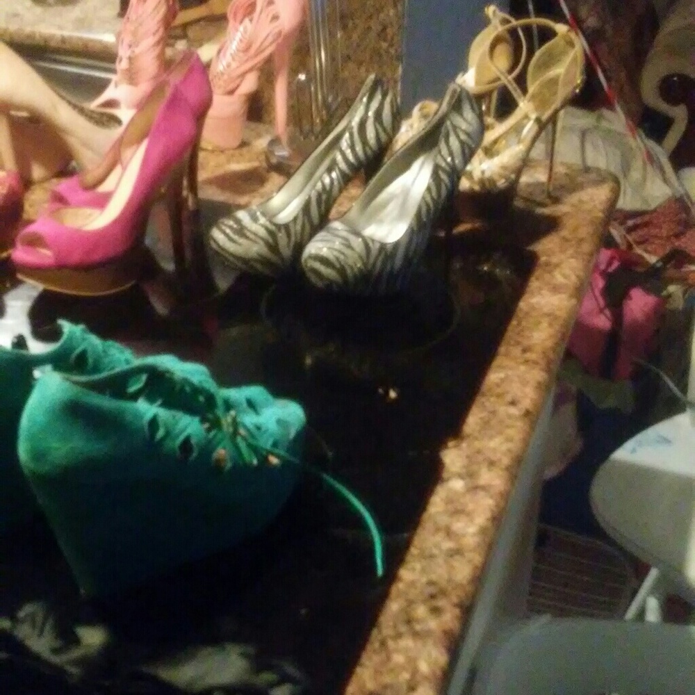 Shoes - Picture 3 of 8